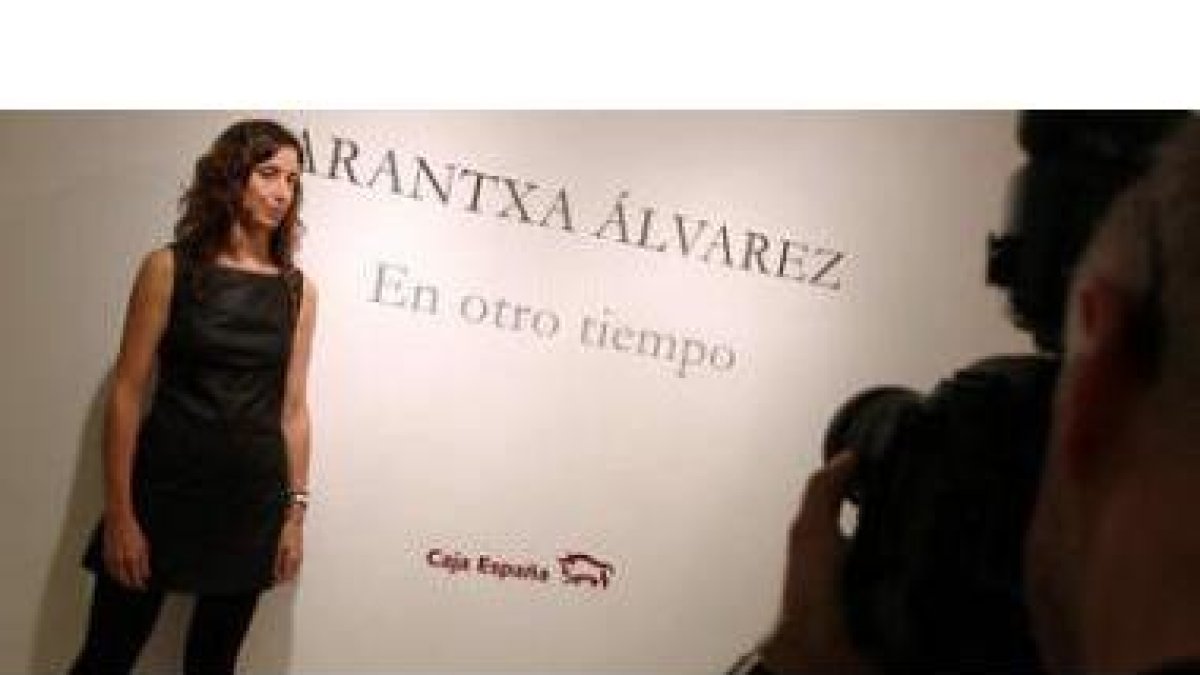 Arantxa Álvarez durante la presentación de su nuevo trabajoen la Sala de Exposiciones de Caja España
