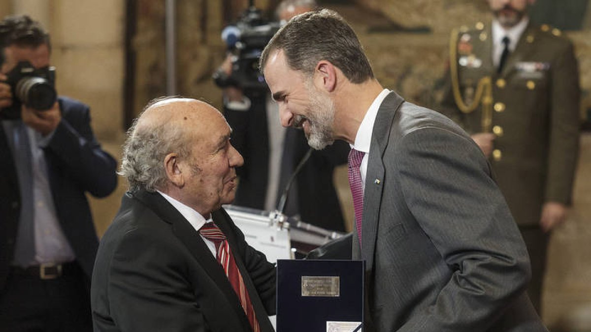 El rey Felipe VI entrega el III Premio Reino de España a la Trayectoria Empresarial a José Antolín Toledano, en una imagen de 2016. SANTI OTERO