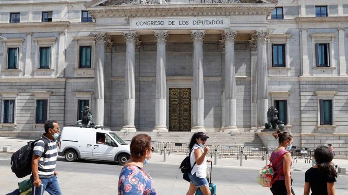 Un grupo de turistas pasa ayer delante del Congreso de los Diputados. J.J. GUILLÉN