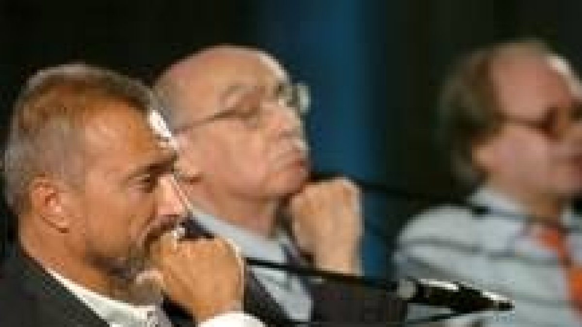 José Saramago junto a Pérez Reverte en el Fórum de Barcelona