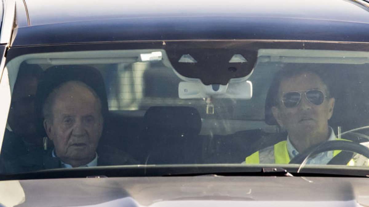 El rey emérito Juan Carlos I junto a su amigo Pedro Campos (d) es trasladado tras su llegada este miércoles al aeropuerto de Peinador (Vigo) procedente de Londres. BRAIS LORENZO