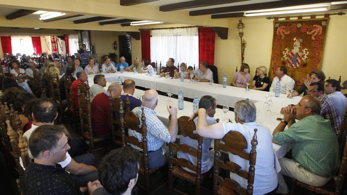 Nutrida representación del sector crítico del PSOE leonés, ayer tarde en la reunión convocada en Astorga.