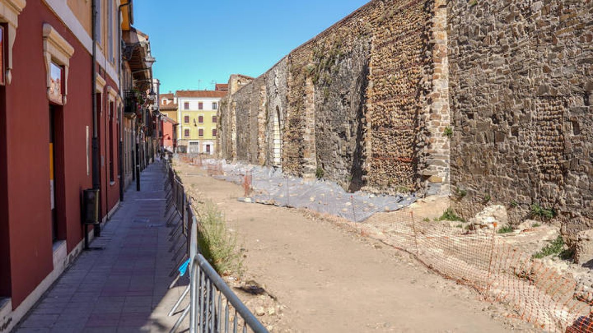 Los restos de los cubos de la Muralla de León en la calle Carreras. MIGUEL F. B.