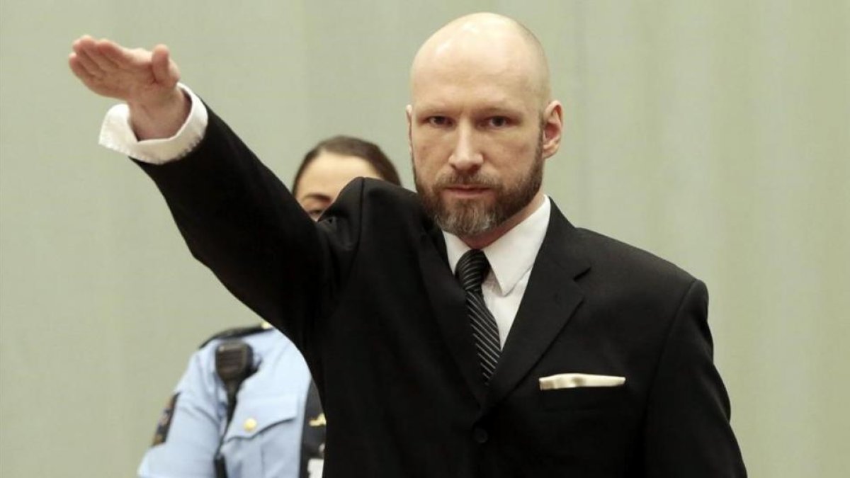 Breivik hace el saludo nazi ante el tribunal de apelación, el pasado enero.