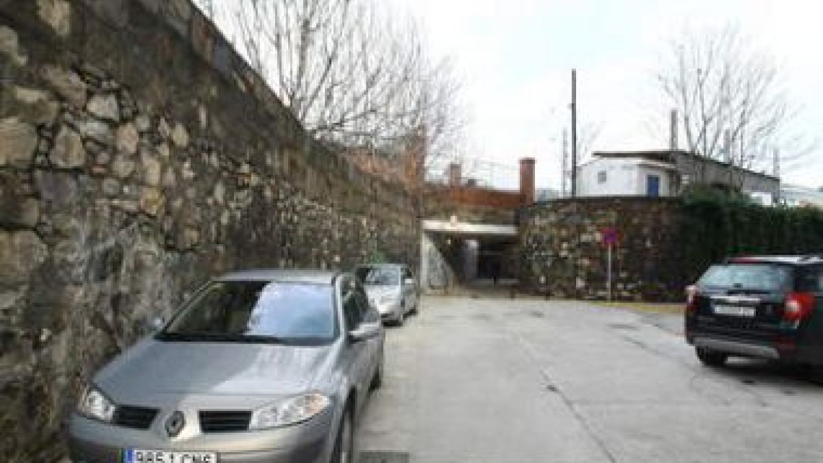 El túnel bajo las vías de Renfe donde se produjo ayer el suceso, visto desde La Estación.