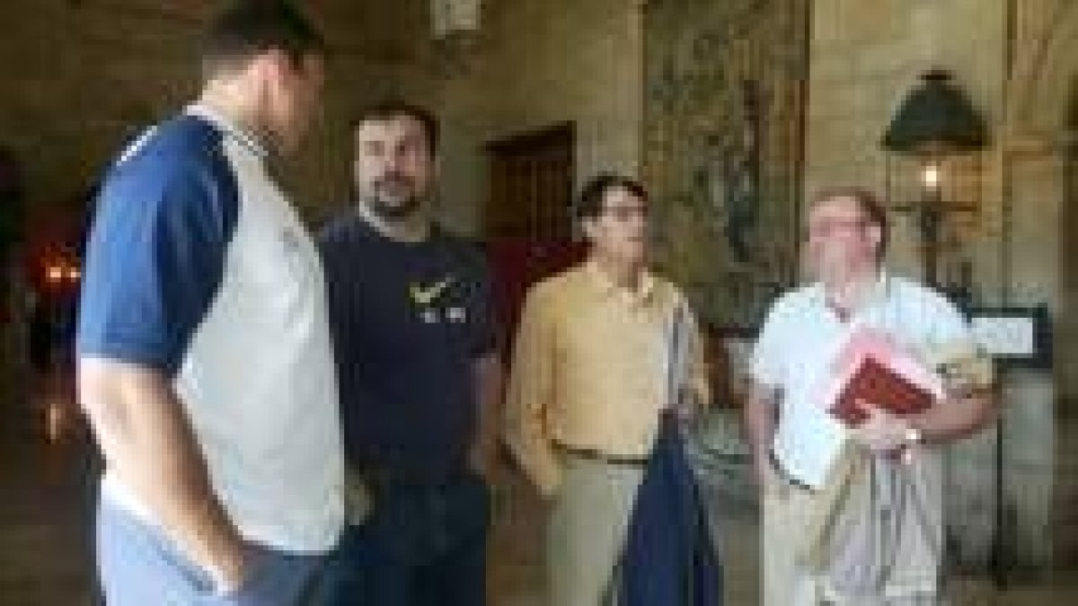 Mario Pestano, Manuel Martínez, José María Odriozola y Carlos Burón tras el encuentro mantenido ayer