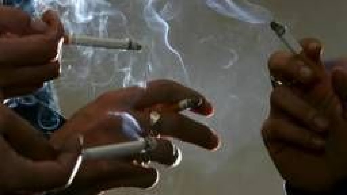 El Hospital de León podría contar en breve con una unidad específica de tabaquismo especializado