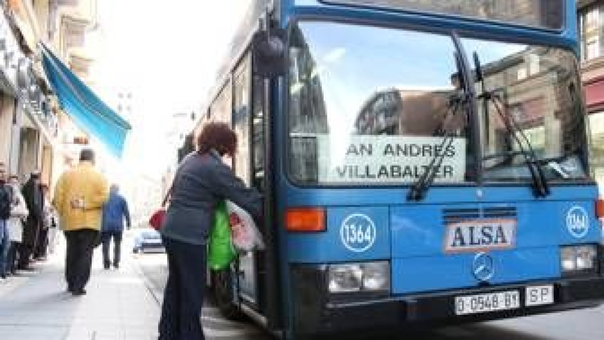 Uno de los actuales buses que cubren la línea San Andrés-Villabalter