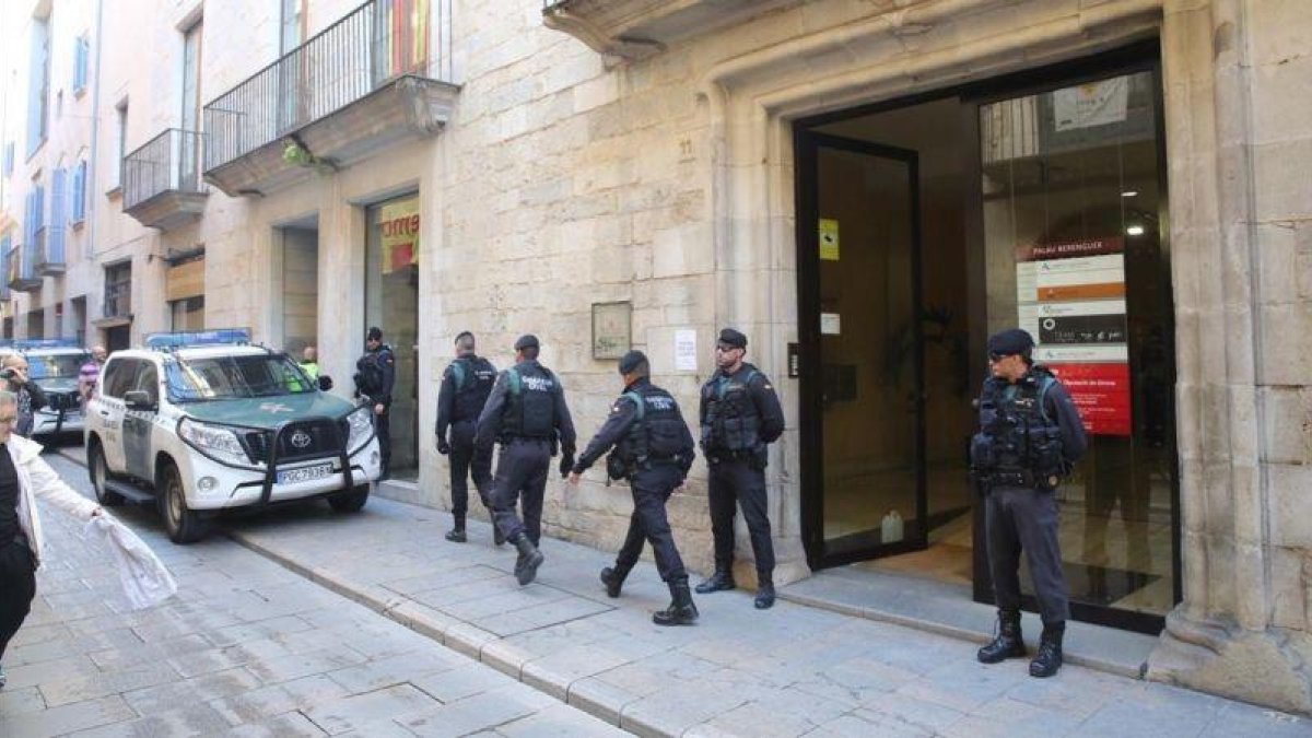 Varios agentes de la Guardia Civil, durante la operación anticorrupción de este martes en Girona.