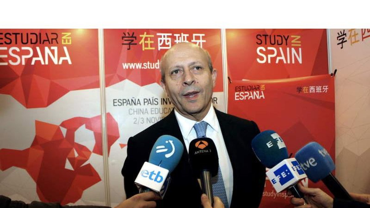 El ministro de Educación, Cultura y Deporte, José Ignacio Wert, en la exposición china donde anunció el recorte.