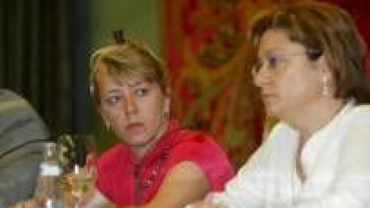 Jody Williams, con la concejala de Patrimonio y presidenta del Jacobeo 2004, Evelia Fernández