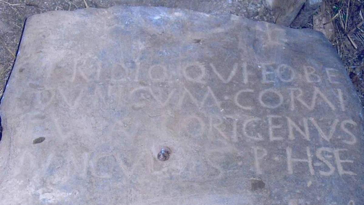 Imagen de la lápida funeraria montañesa que ahora ha sido analizada y traducida.