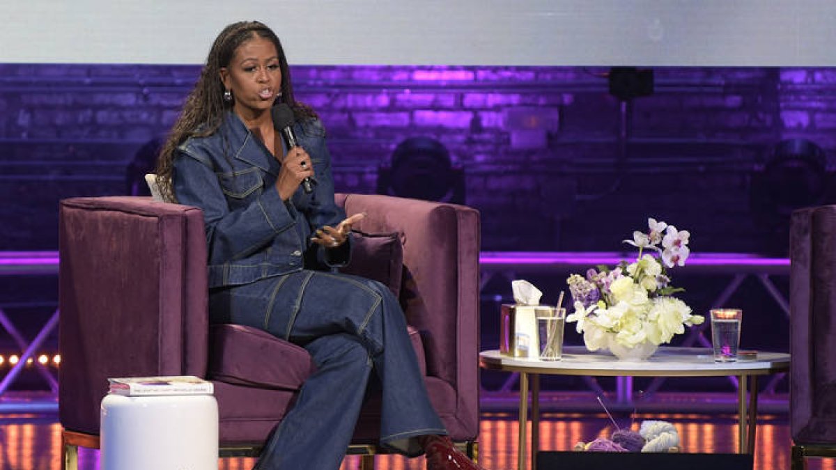 La ex primera dama de los Estados Unidos Michelle Obama habla durante la presentación de su libro "Con Luz Propia". LENIN NOLLY