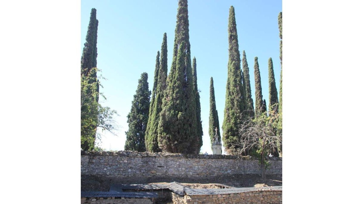 Restos de la Edrada junto al cementerio de Cacabelos.