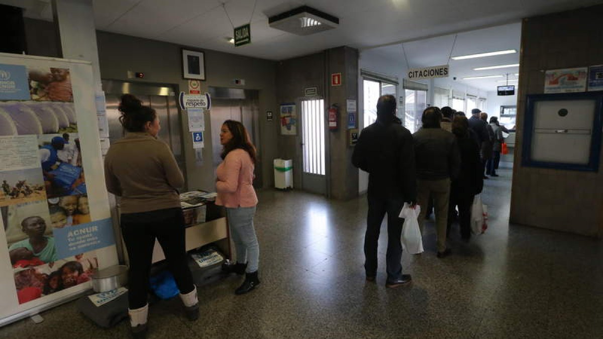 Pacientes del centro de salud de Pico Tuerto en el hall de entrada al mismo. L. DE LA MATA