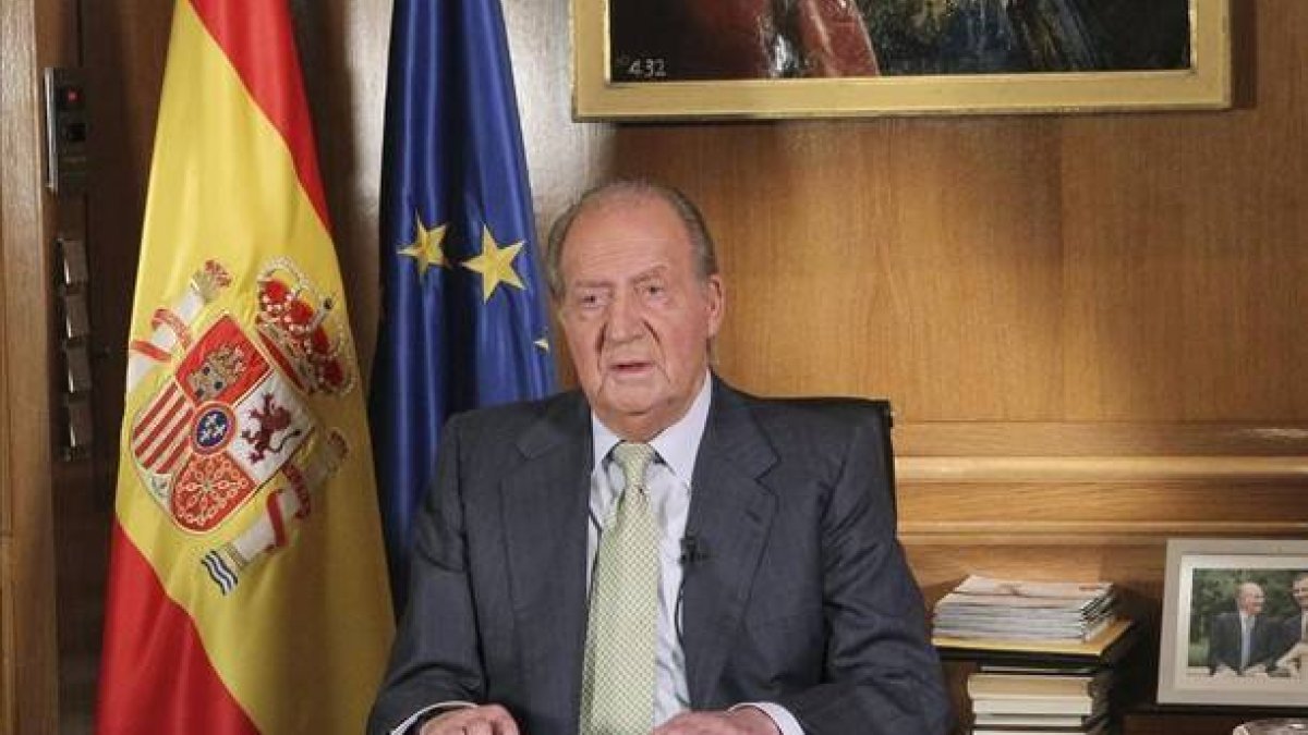 El rey Juan Carlos anuncia su abdicación en discurso televisado
