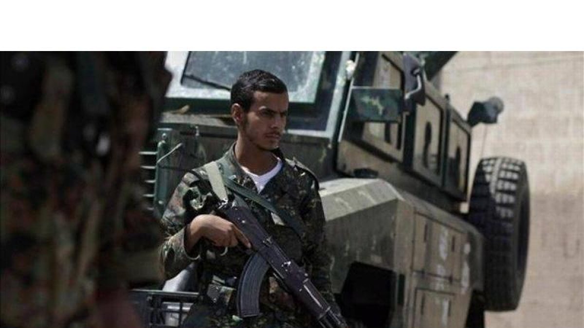 Un soldado vigila la zona de embajadas de Saná tras la cadena de atentados.