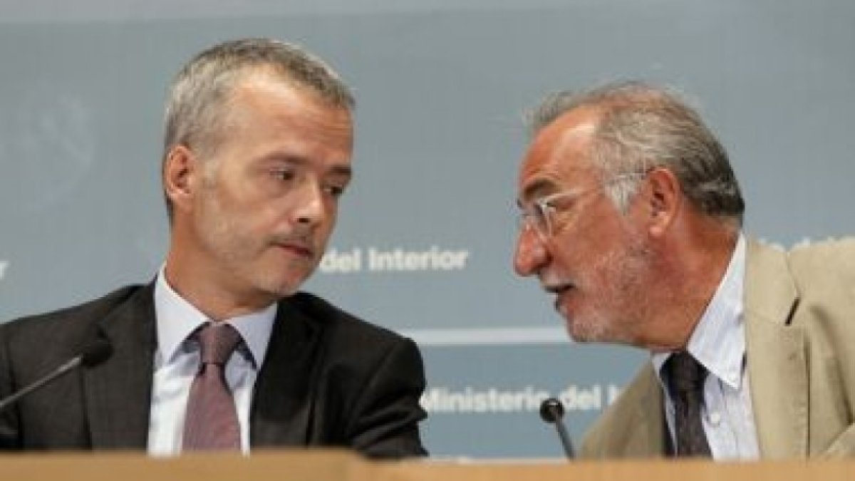 El ministro del Interior, Antonio Camacho (izquierda), junto al director general de Tráfico, Pere Navarro, durante la rueda de prensa que han concedido este jueves.