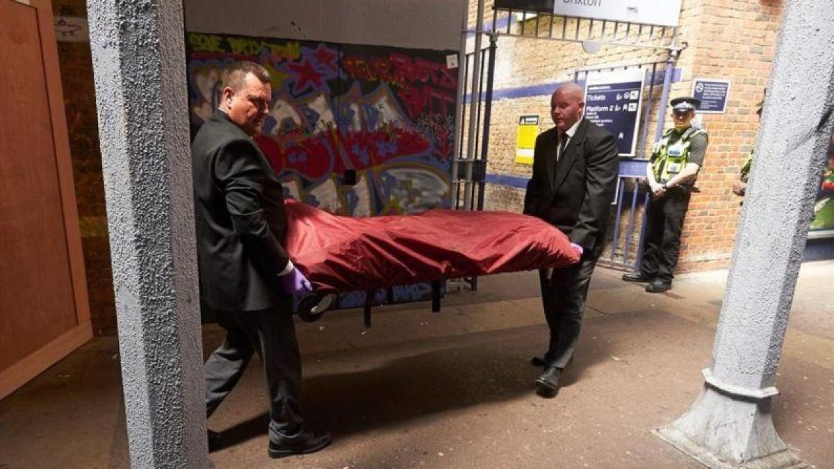 Traslado del cadáver de uno de los tres jóvenes grafiteros atropellados en el sur de Londres.