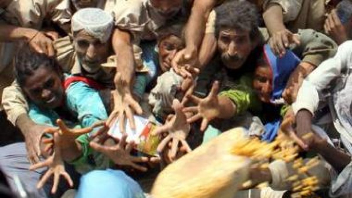Soldados paquistaníes lanzan alimentos a los afectados por las inundaciones.