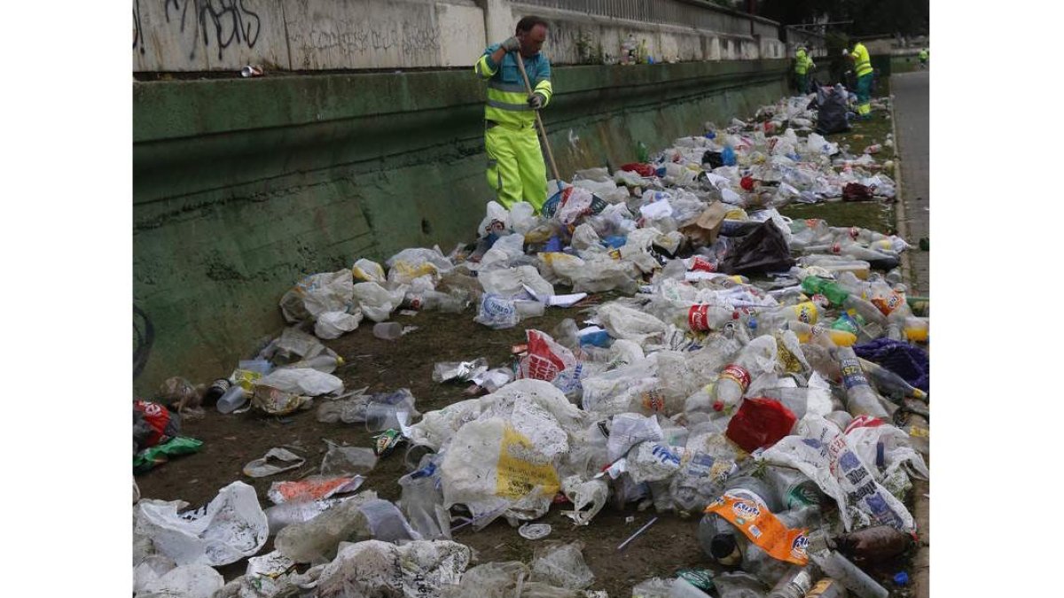 Los operarios recogieron ayer las basuras en la ribera.