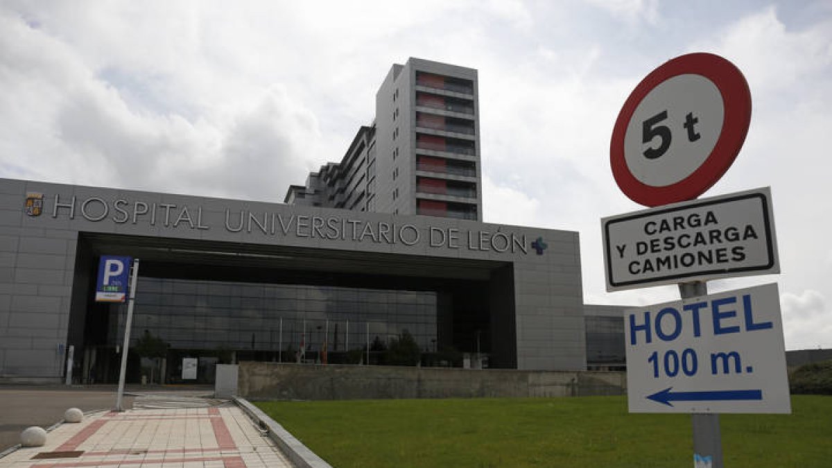 Reportaje de calle por el coronavirus, Hospital de León. F. Otero Perandones.