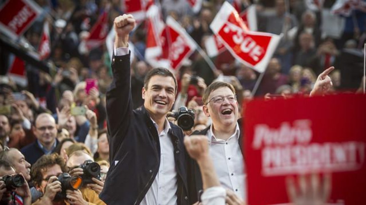 Pedro Sánchez, candidato del PSOE a la presidencia del Gobierno, con Ximo Puig, presidente de la Comunidad Valenciana y secretario general del PSPV-PSOE, en el mítin celebrado en Valencia, este domingo.