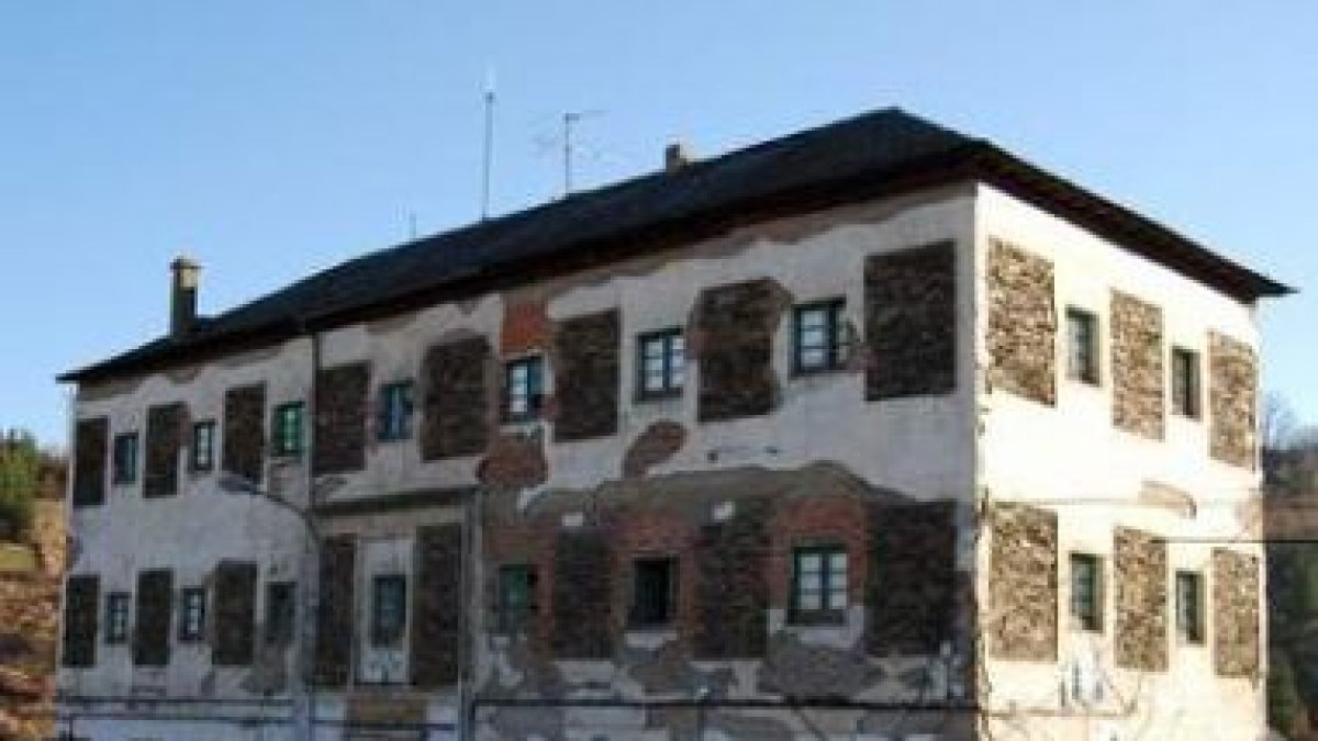 Imagen del viejo cuartel de Vega de Espinareda.
