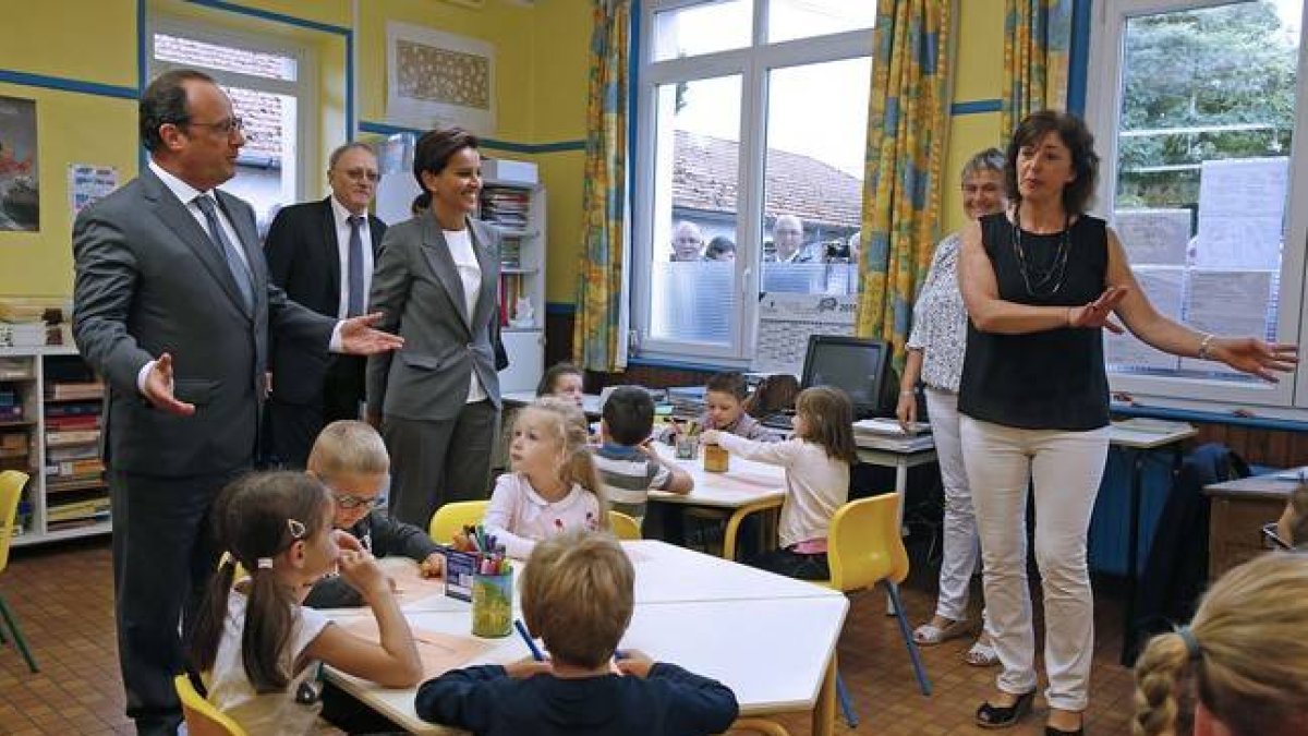 El presidente francés, François Hollande, y la ministra de Educación, Najat Vallaud-Belkacem, visitan la escuela de primaria La Marais, en Pouilly-sur-Serre, cerca de Laon, este martes.