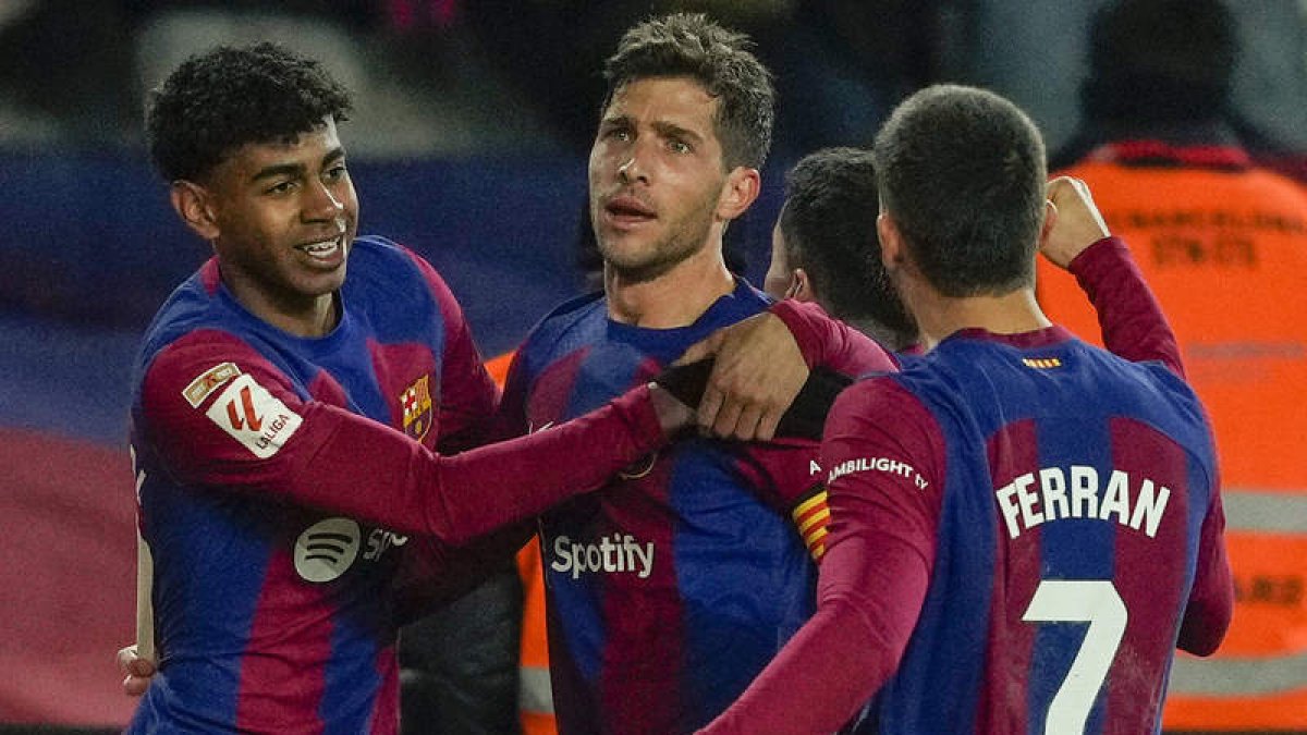 Sergi Roberto celebra su segundo gol frente al Almería, el tanto del triunfo del Barça. ALEJANDRO GARCIA