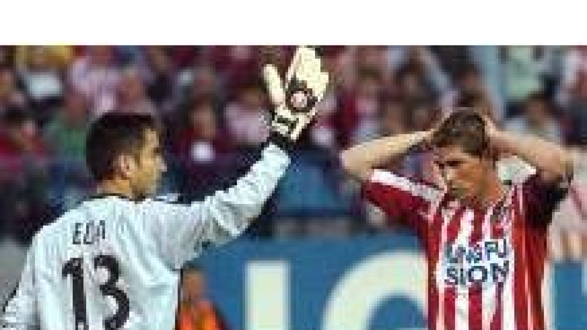 Fernando Torres se lamenta de una ocasión fallada ante Juantxo Elía