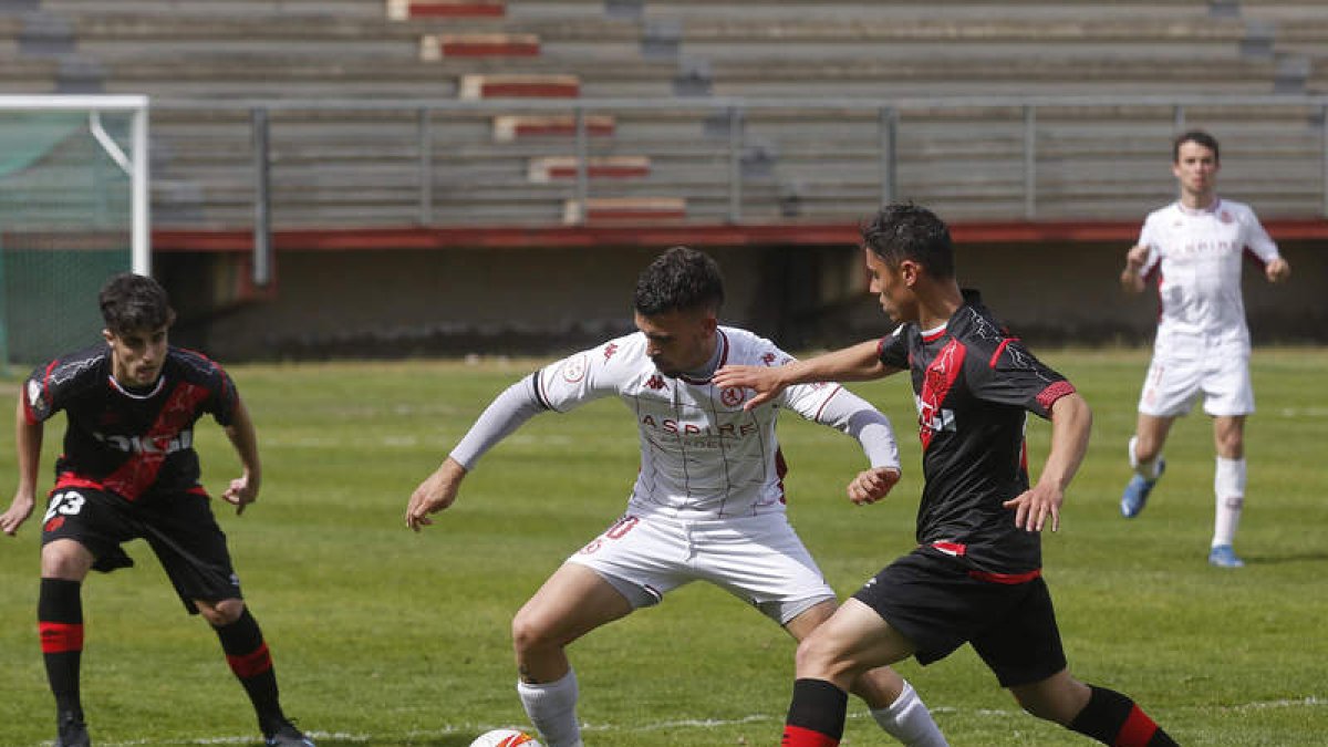 El equipo leonés doblegó al madrileño tras un encuentro muy intenso. FERNANDO OTERO