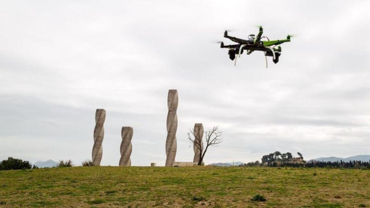 Un dron sobrevuela la Universitat Autònoma de Barcelona.