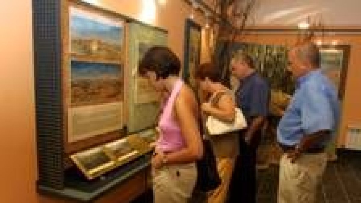 Turistas visitando el interior del Aula Arqueológica de Las Médulas, en una imagen de archivo