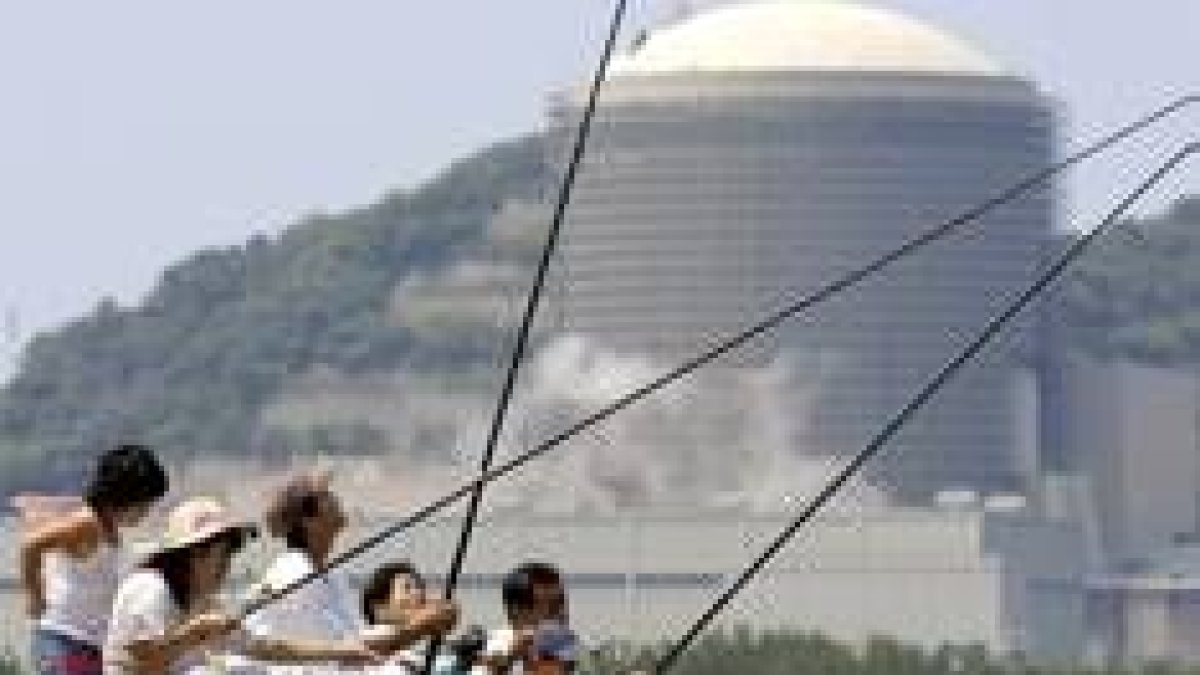 Un grupo de japoneses pescaron ayer frente a la central nuclear de Mihama