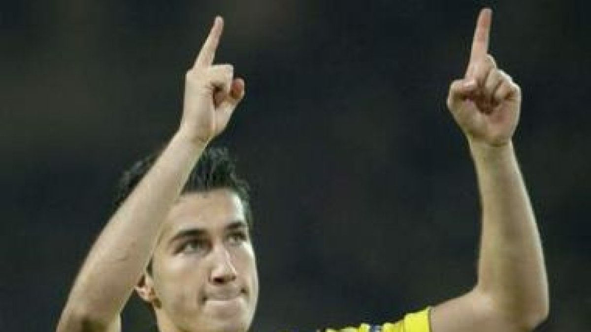 Sahin, nuevo fichaje del Madrid, celebra un gol durante un partido contra el Paris St Germain.