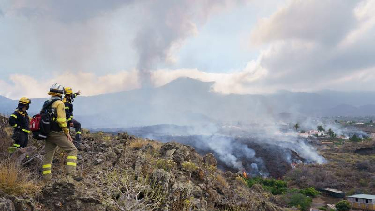 Una colada de lava se desplaza por Los Llanos de Aridane, donde se desalojó a la población. R. DE LA ROCHA