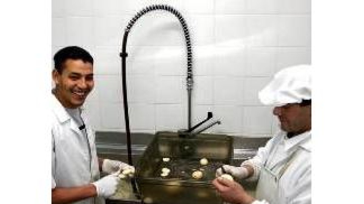 El argelino Zidani y el marroquí Mustafá pelan patatas