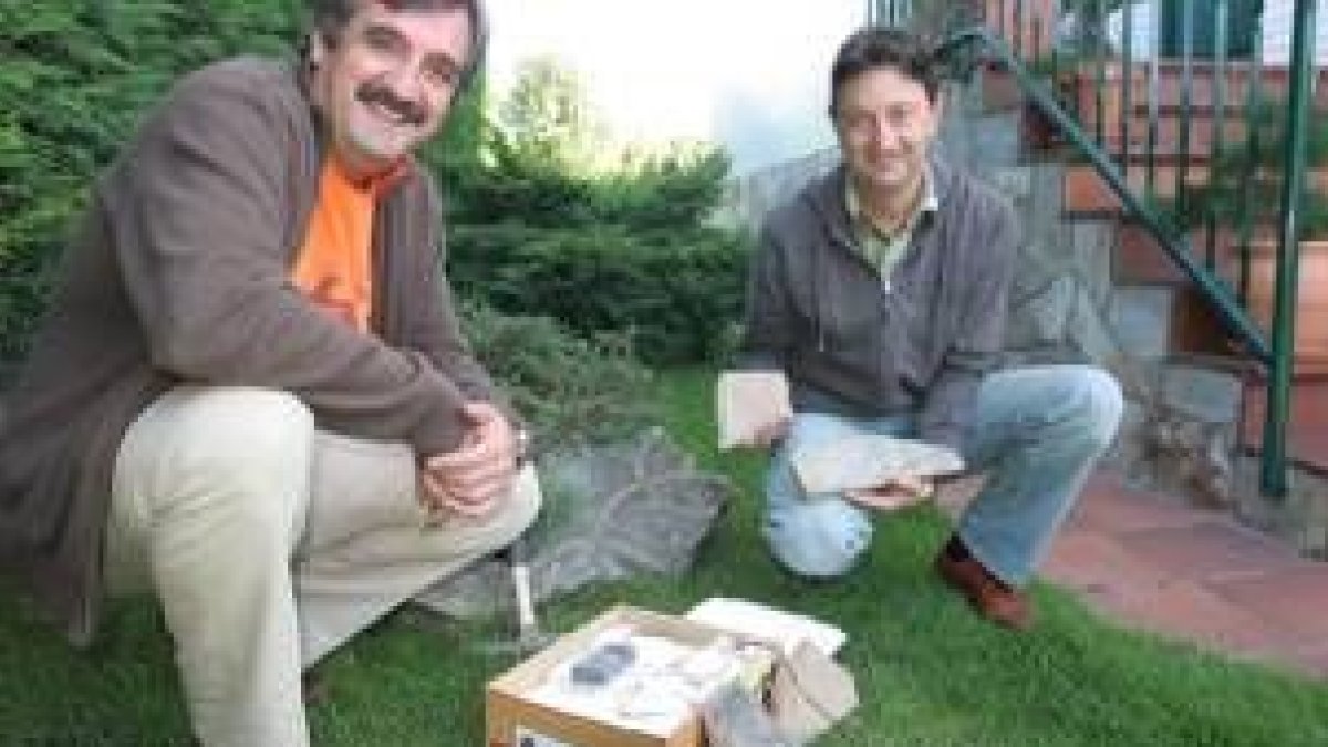 Francisco Arias y Ramiro López, con algunos de los fósiles hallados