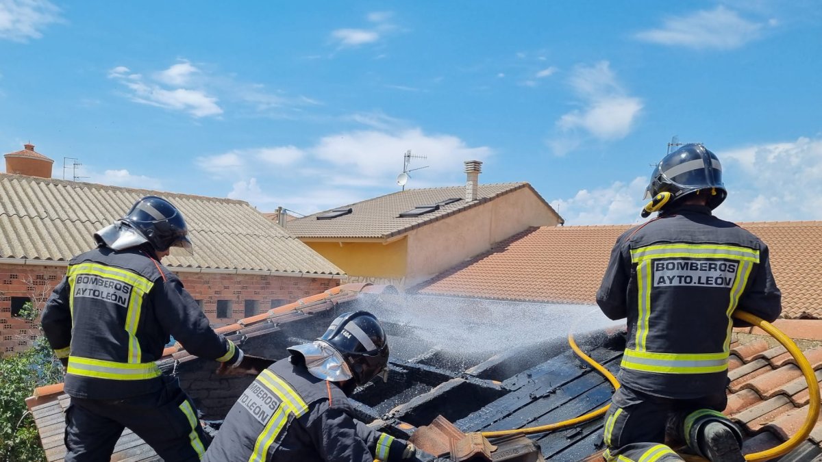Bomberos de León, durante su actuación en el incendio de una vivienda en Campazas. BOMBEROS DE LEÓN