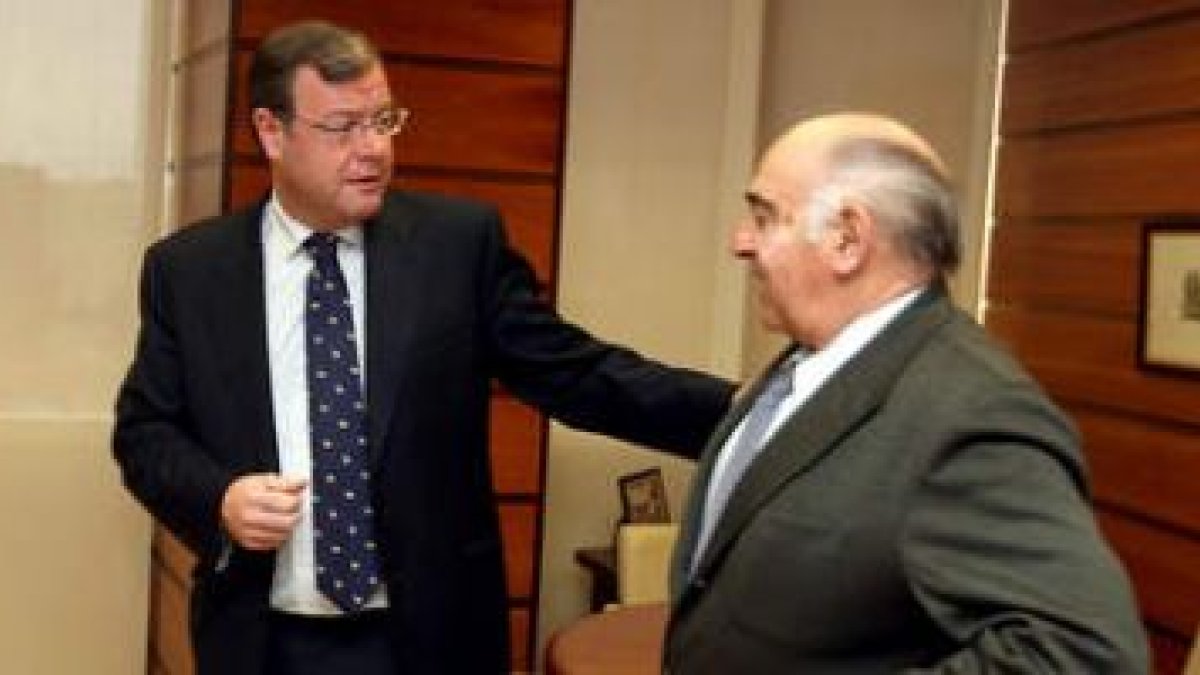 Antonio Silván y Manuel Lamelas, durante el encuentro que ambos mantuvieron ayer en Valladolid.