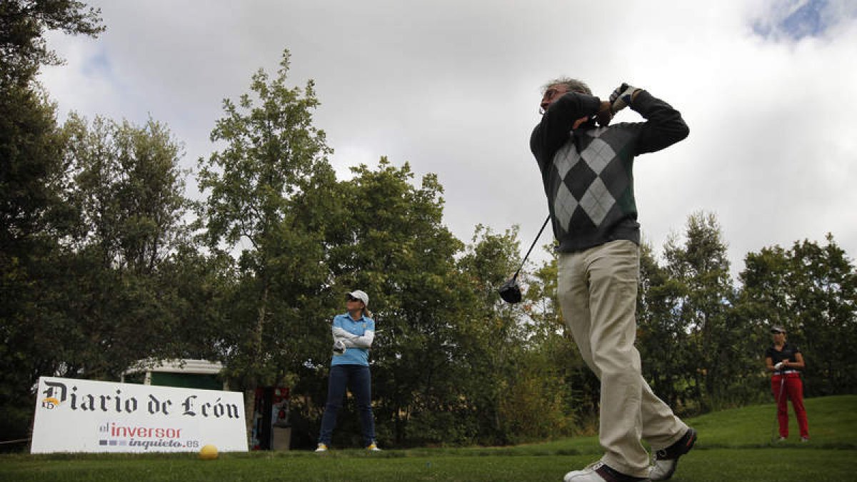 Un jugador realiza un golpe en el León Club de Golf en la edición del pasado año del torneo.