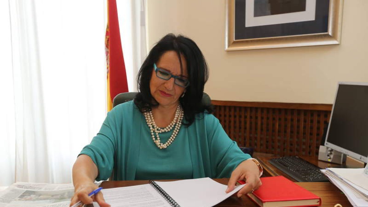 La subdelegada del Gobierno, Teresa Mata, tomó posesión de su cargo el pasado 17 de abril, sustituyó a Suárez-Quiñones.