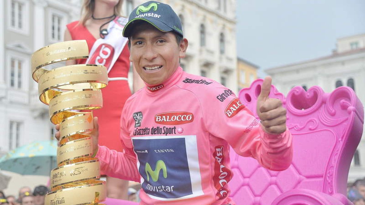 Nairo Quintana posa con el maillot rosa de ganador en el Giro.
