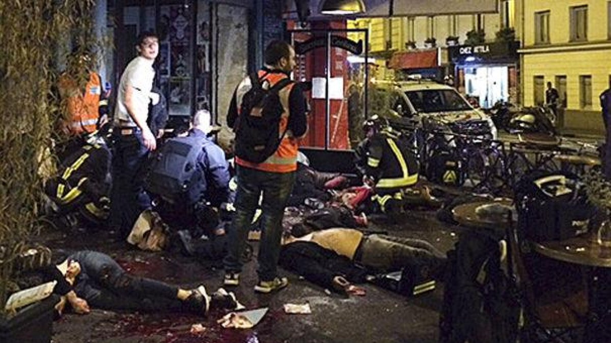 Las víctimas de un ataque a tiros yacían fuera del restaurante La Belle Equipe.