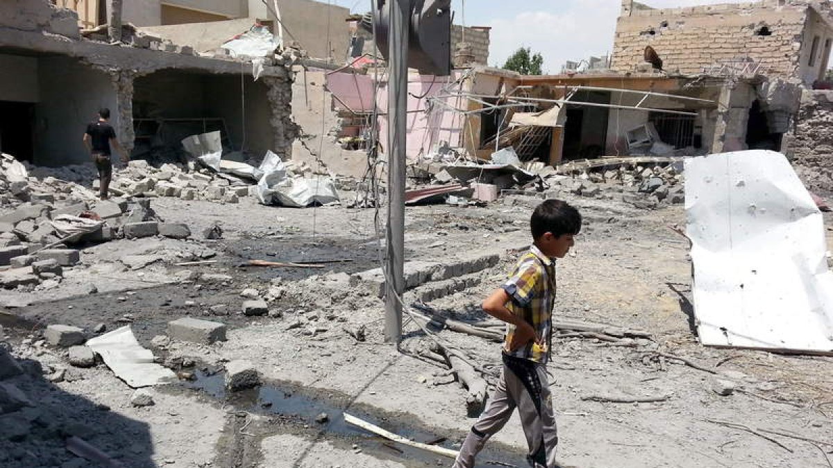 Un niño iraquí camina entre los escombros en Mosul.