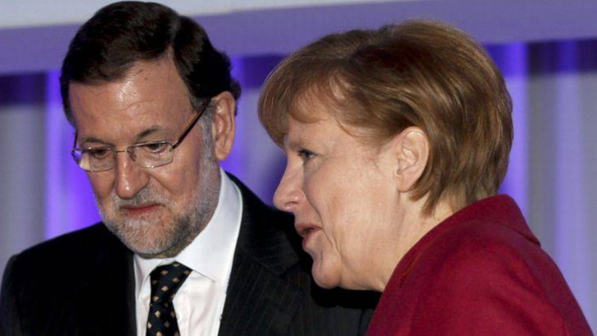 El presidente del Gobierno español, Mariano Rajoy, y la canciller alemana, Ángela Merkel, durante la reunión del Partido Popular Europeo (PPE).