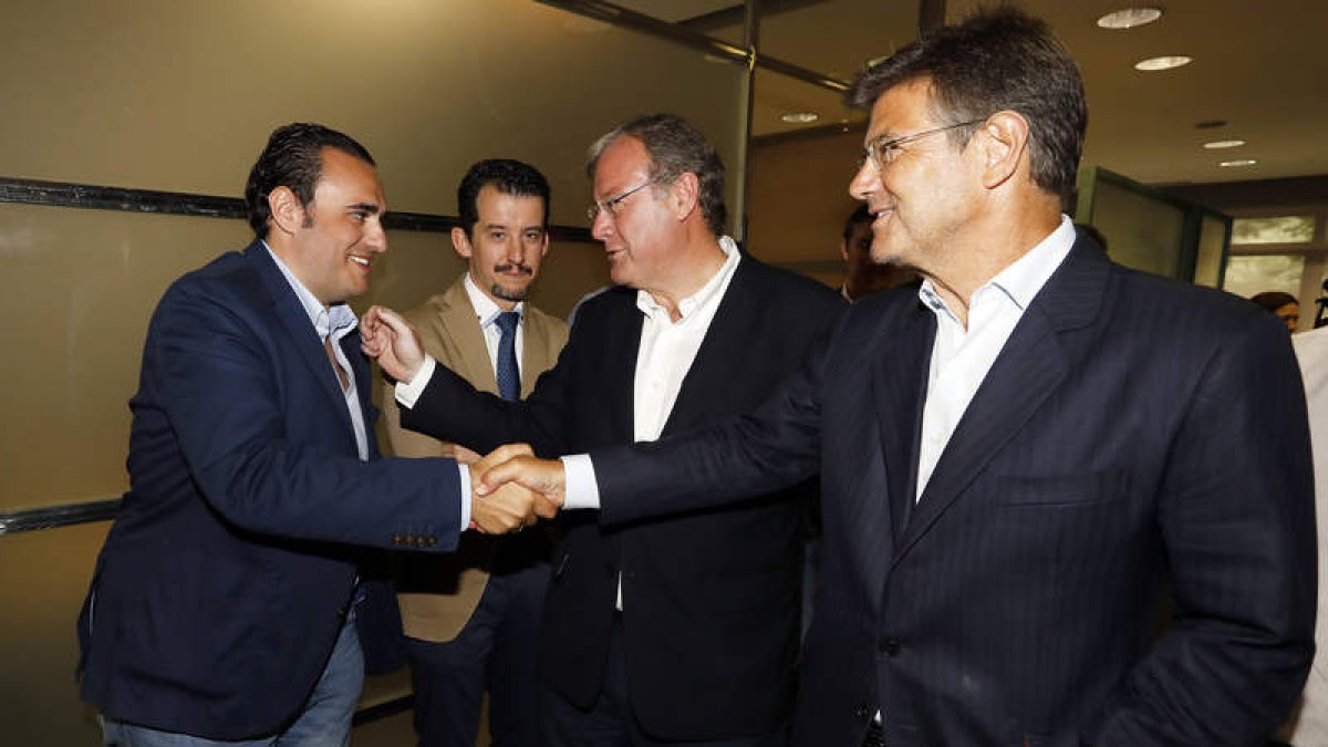 El exministro Catalá junto con el alcalde ayer en su visita a León. MARCIANO PÉREZ