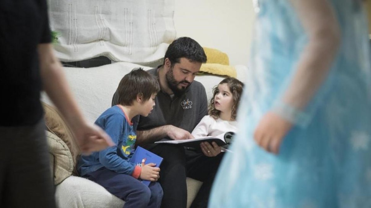 Òscar Ríos, con sus hijos Oriol, Alba y Aina, en su casa de Barcelona, durante estos días de Navidad.