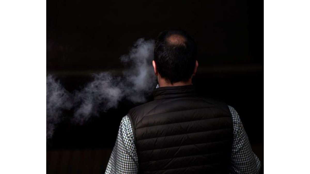 Un hombre fuma en una terraza de Barcelona. ALEJANDRO GRACÍA